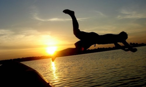 Mann springt ins Wasser